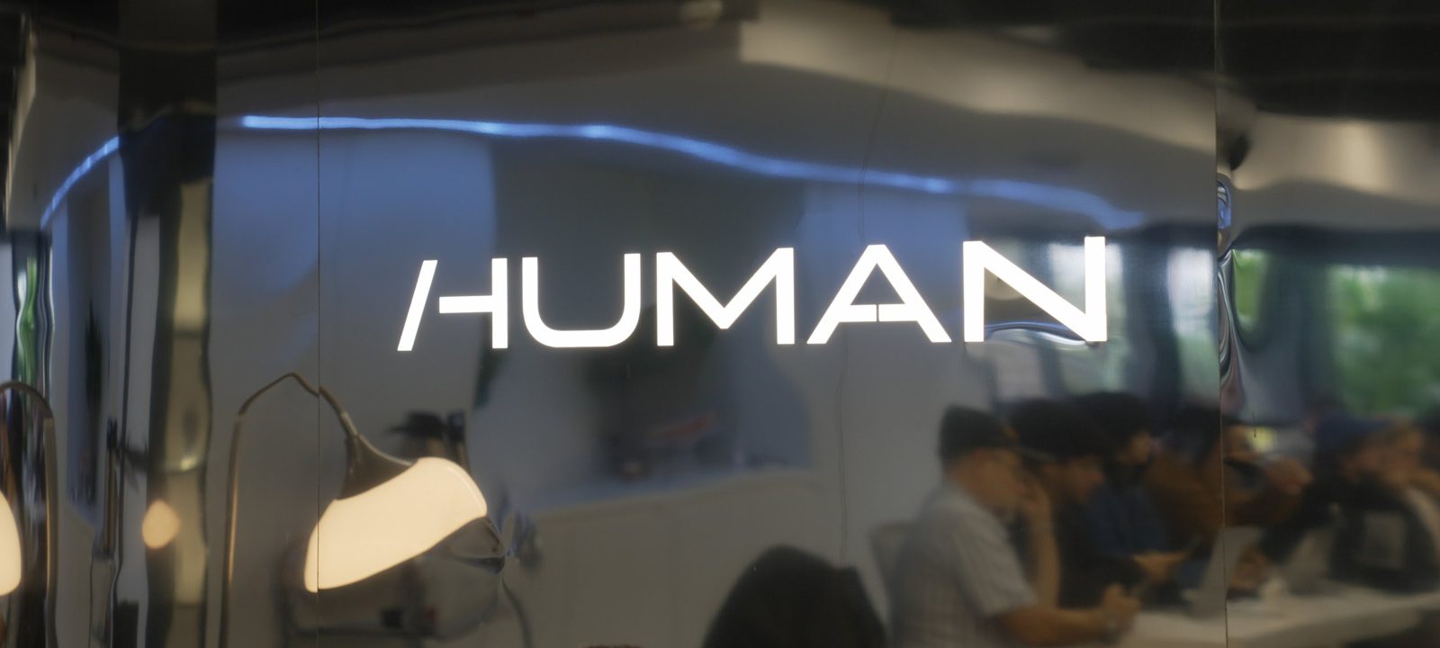 Letreiro HUMAN no espaço da imersão