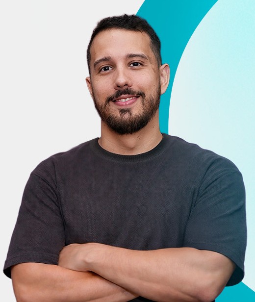 Beto Parravano de braços cruzados, sorrindo