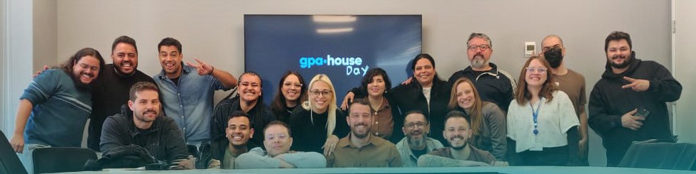 Time da GPA House reunido em sala de reunião no GPA House Day